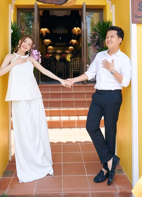 Nhã Phương khoe Trường Giang chưa bao giờ ngăn cản cô làm điều gì. Trái lại, "Mười Khó" luôn tôn trọng mọi quyết định của vợ.