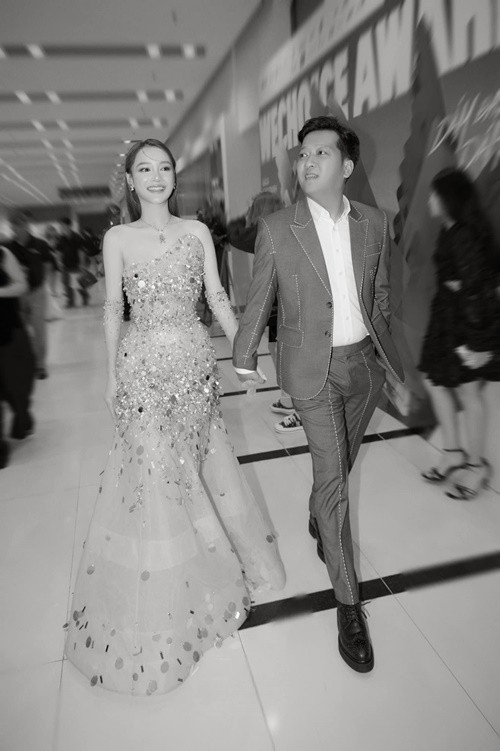 Theo Nhã Phương, có thể Trường Giang nhìn thấy sự an toàn khi ở với cô nên lựa chọn. “Nếu anh ấy thích đẹp thì không phải tôi. Những người xung quanh anh ấy cao ráo và rất đẹp. Tôi nghĩ trời đã se duyên cho hai đứa nên chạy trời không khỏi nắng", cô nói.