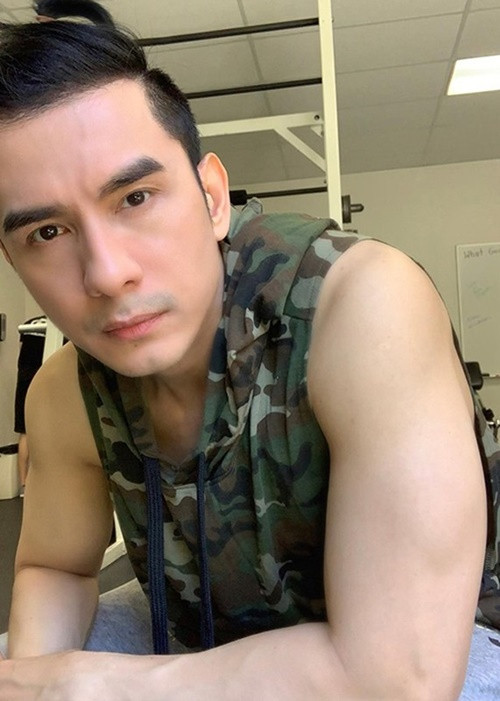 Ngoài gương mặt trẻ mãi không già, ông bố một con còn sở hữu thân hình săn chắc ở tuổi 48. Ảnh: FBNV.