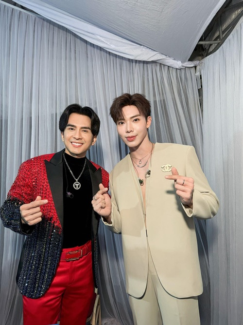 Vẻ điển trai bất chấp tuổi tác của anh Bo bên các đồng nghiệp cùng thời hay các đàn em khiến cư dân mạng phát sốt. Ảnh: FBNV.