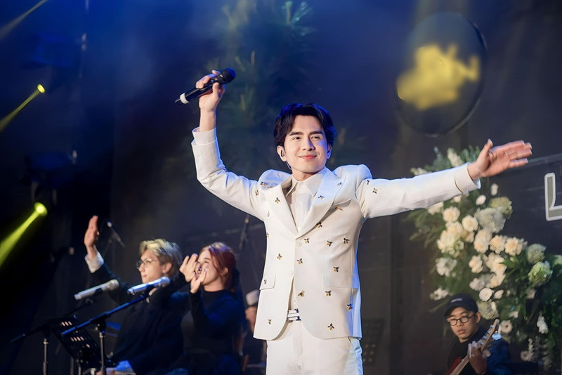 Anh đắt show ca hát trong và ngoài nước. Ảnh: FBNV.