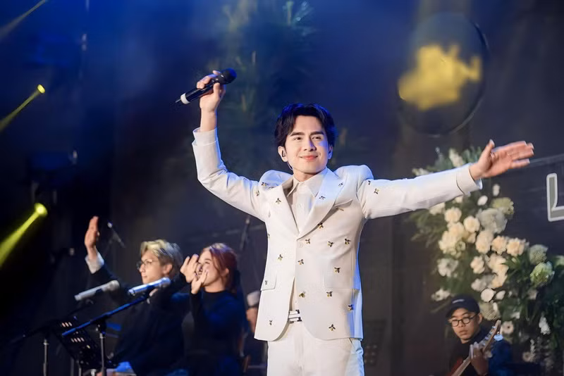 Anh đắt show ca hát trong và ngoài nước. Ảnh: FBNV.