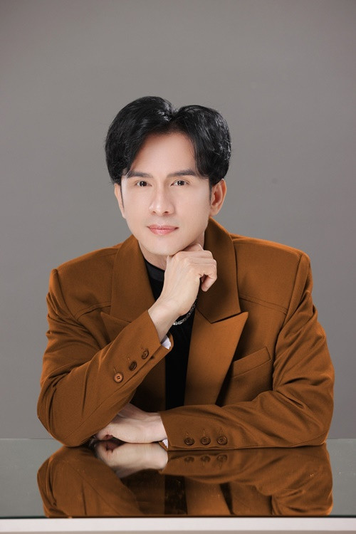 Sau nhiều năm hoạt động nghệ thuật, anh Bo vẫn sở hữu gương mặt trẻ trung. Ảnh: FBNV.