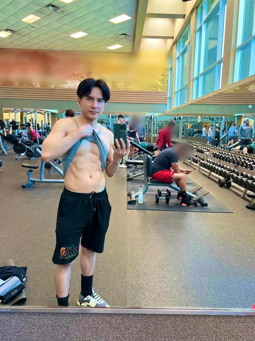 Đan Trường chăm chỉ tập gym để có được body 6 múi. Người hâm mộ khen ngợi anh có vóc dáng chuẩn hơn thời còn trẻ. Ảnh: FBNV.