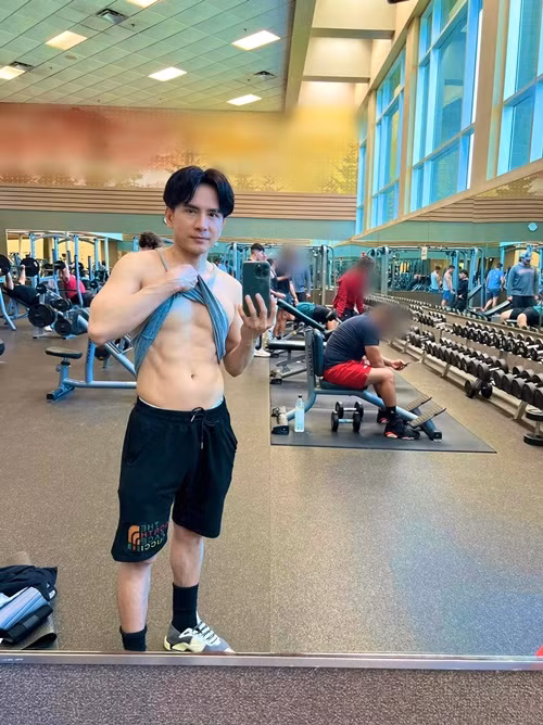 Đan Trường chăm chỉ tập gym để có được body 6 múi. Người hâm mộ khen ngợi anh có vóc dáng chuẩn hơn thời còn trẻ. Ảnh: FBNV.