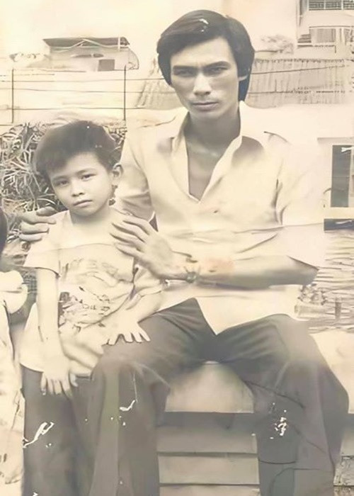 Đan Trường cho biết, anh chỉ thừa hưởng được 30% nét đẹp của bố. Trong ảnh, Đan Trường hồi nhỏ bên bố. Ảnh: Tiền Phong.