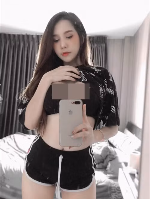 Navapat khiến nhiều người ngượng đỏ mặt khi vén áo khoe nội y.