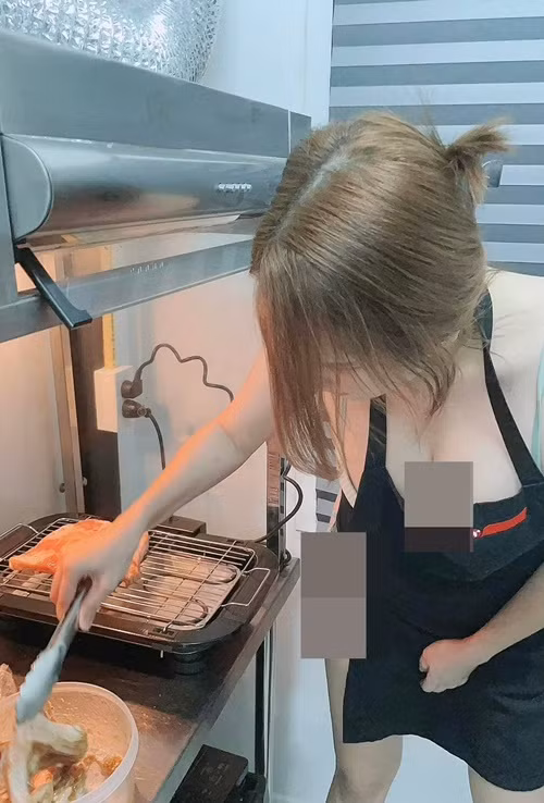 Cô nàng lộ điểm nhạy cảm khi cúi người nấu nướng.