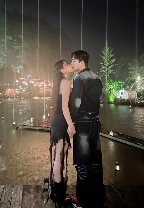 Về cách biệt 10 tuổi với Thu Thủy, Kin Nguyễn chia sẻ trên Vietnamnet: “Với tôi chênh lệch về tuổi tác chưa bao giờ là điều quan trọng, chênh lệch nhau về quan niệm sống và cách sống mới là điều đáng nói. Dù có hơn kém nhau 10 tuổi nhưng cả hai chúng tôi vẫn thấy hạnh phúc khi được ở bên nhau và có cùng quan điểm, cùng chung chí hướng nên đã quyết định đi đến hôn nhân”.