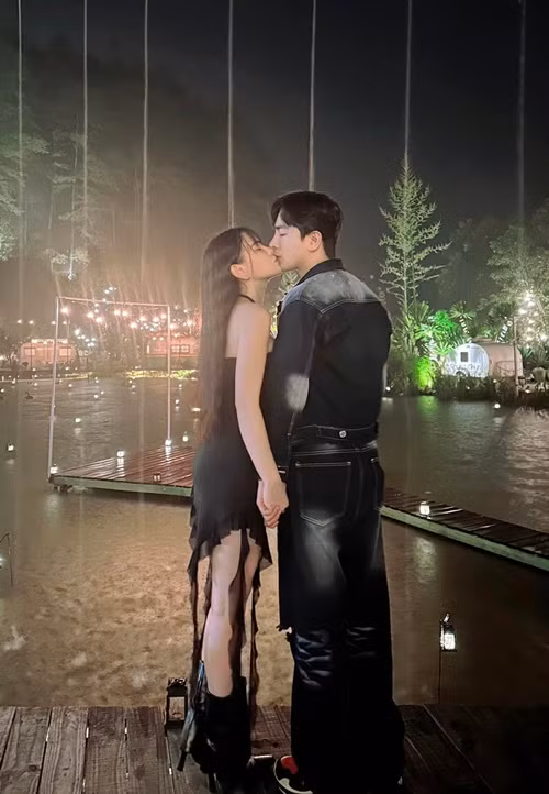 Về cách biệt 10 tuổi với Thu Thủy, Kin Nguyễn chia sẻ trên Vietnamnet: “Với tôi chênh lệch về tuổi tác chưa bao giờ là điều quan trọng, chênh lệch nhau về quan niệm sống và cách sống mới là điều đáng nói. Dù có hơn kém nhau 10 tuổi nhưng cả hai chúng tôi vẫn thấy hạnh phúc khi được ở bên nhau và có cùng quan điểm, cùng chung chí hướng nên đã quyết định đi đến hôn nhân”.