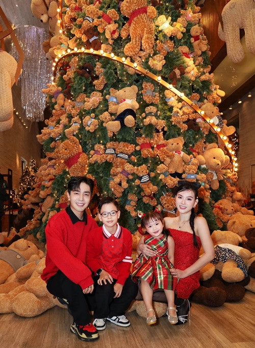 Kin Nguyễn yêu thương bé Henry như con đẻ. Ngay từ khi anh hẹn hò Thu Thủy, cậu nhóc đã gọi anh là "ba".