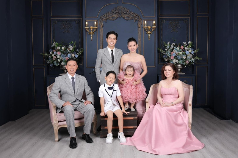 Thu Thủy được gia đình chồng hiện tại yêu thương. Tham gia chương trình Mẹ chồng nàng dâu, nữ ca sĩ được mẹ chồng treo thưởng sào đất hơn 10 tỷ nếu cô sinh thêm cháu nội cho bà. "Cứ sinh một đứa tôi cho một sào. Nhà tôi không có cái gì ngoài đất", mẹ chồng Thu Thủy chia sẻ.