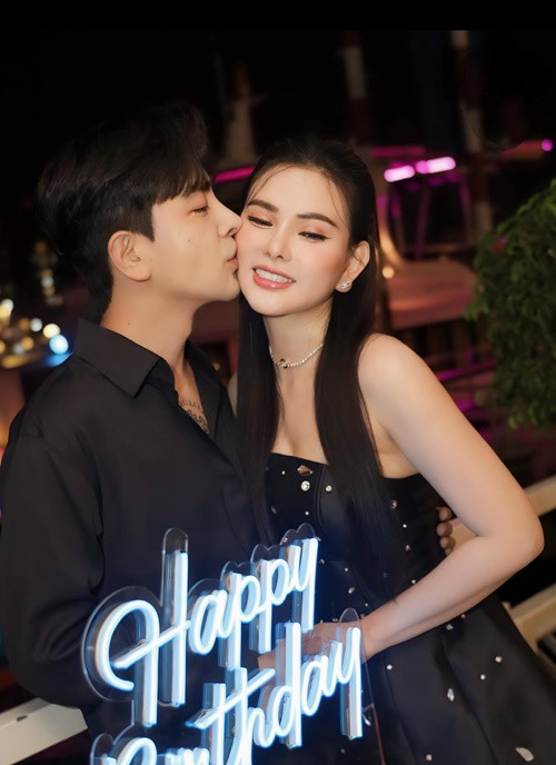 Thu Thủy hạ sinh con gái Lana vào tháng 9/2020. Trong lúc nữ ca sĩ vượt cạn, chồng trẻ của cô luôn túc trực.