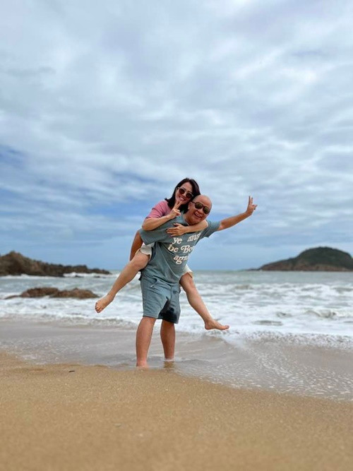 "Ngày hai vợ chồng cùng ký đơn, tôi muốn bỏ lắm rồi. Tôi đèo vợ đến UBND phường Ngô Thì Nhậm ở phố Huế, nhưng mấy cô trong đó bảo hôm khác mới nhận đơn. Thế là hai vợ chồng đi về, đói, tạt vào làm bát phở, nói chuyện với nhau rồi lại quyết... không bỏ nữa", Anh Tuấn chia sẻ trên Dân Trí. Ảnh: FBNV.