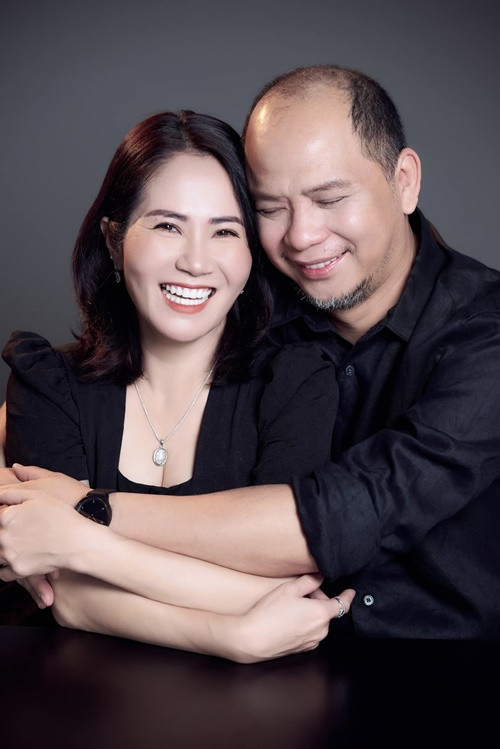 Theo Nguyệt Hằng, vợ chồng cô khó khăn, vất vả, 12 năm ở nhà thuê nhưng vẫn lạc quan. “Nếu không lạc quan, chúng tôi đã chia tay từ lâu rồi”, cô chia sẻ trên Tiền Phong. Ảnh: FBNV.