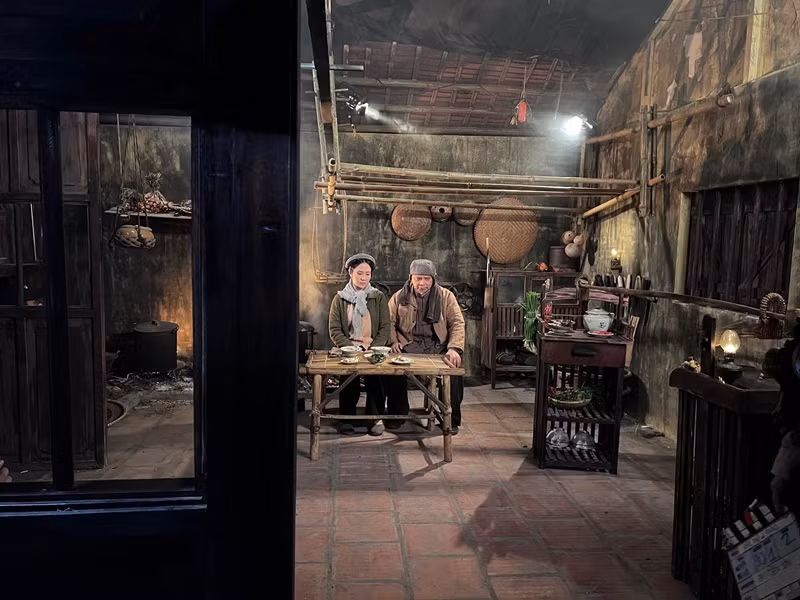 Hai nhân vật ông bà bán phở trong Đào, phở và piano của vợ chồng Nguyệt Hằng được nhiều khán giả yêu thích. Ảnh: FBNV.