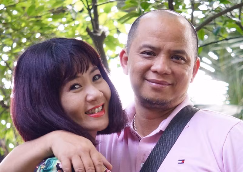 Anh Tuấn và Nguyệt Hằng nảy sinh tình cảm khi học chung lớp diễn viên của Nhà hát Tuổi trẻ từ năm 1991. Cặp đôi kết hôn năm 1996. Ảnh: FBNV.