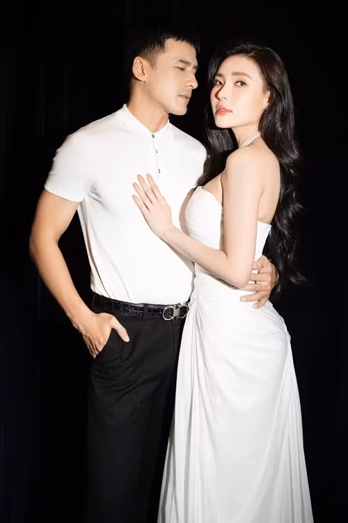 Lương Thế Thành rất chiều chuộng vợ. Nam diễn viên tậu xe, mua hàng hiệu cho bà xã, viết lời ngôn tình, bỏ hết công việc để chăm con khi vợ đóng phim.