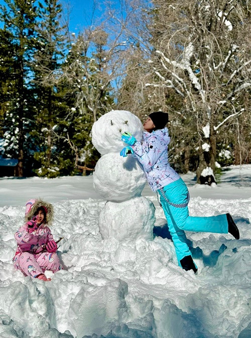 Mới đây, khi Jennifer Phạm khoe ảnh du xuân, một cư dân mạng đặt nghi vấn nhan sắc của nữ MC qua dao kéo. Nhanh chóng, Jennifer Phạm phủ nhận. "Chỉ giúp em có chỗ nào phẫu thuật thẩm mỹ trên cái mặt này ạ?", cô viết.