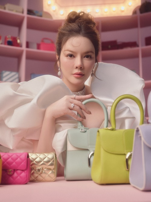 Cứ đi shopping thấy mẫu mới, người đẹp lại gom về.