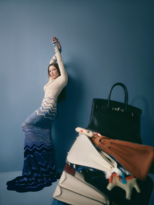 “Tôi sợ cảm giác nếu mua các mẫu túi mà 1-2 màu, rồi đến khi mặc 1 bộ đồ nào đó kiếm chiếc túi tông xuyệt tông cho hợp màu không tìm thấy thì sẽ rất khó chịu. Nên tốt nhất tôi sẽ mua hết các màu của 1 mẫu để không phải lăn tăn khó chịu khi mặc 1 chiếc đầm mà lại thiếu mất chiếc màu đầm để phối. Ngay cả giày tôi cũng mua nhiều màu như thế luôn", cô nói.