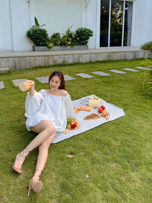 Mới đây, vợ trẻ của Shark Bình chia sẻ trên Znews về cuộc sống hôn nhân. Nữ diễn viên cho biết, cô không còn nghĩ cho bản thân trước tiên nữa mà nghĩ cho chồng, các mối quan hệ với họ hàng hai bên. Ảnh: FBNV.