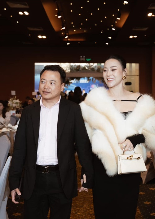 Cách đây ít ngày, Phương Oanh mặc gợi cảm khi tham dự tiệc tất niên của công ty Shark Bình. Ảnh: FBNV.