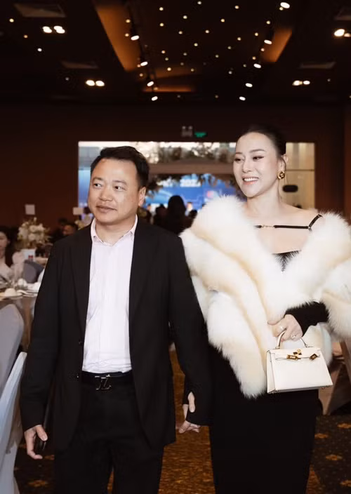 Cách đây ít ngày, Phương Oanh mặc gợi cảm khi tham dự tiệc tất niên của công ty Shark Bình. Ảnh: FBNV.