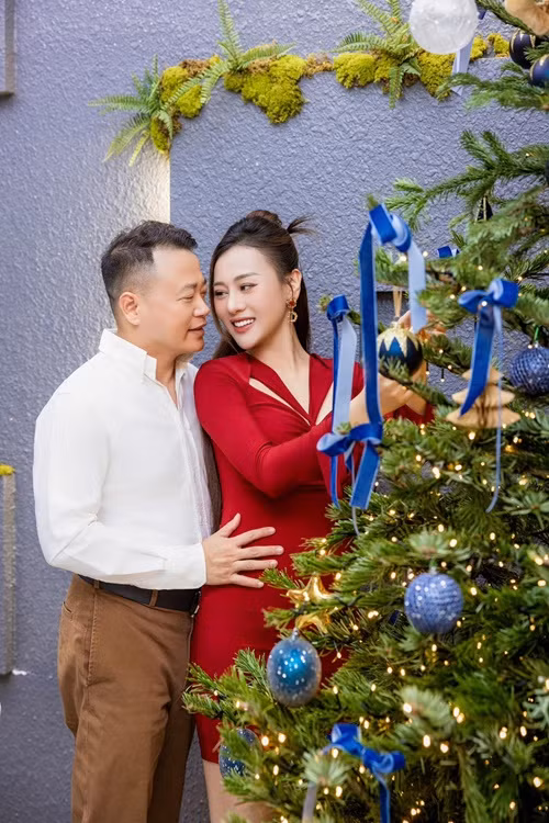 Phương Oanh khoe bụng bầu trong chiếc váy ngắn bó sát hở lưng dịp Giáng sinh 2023. Ảnh: FBNV.