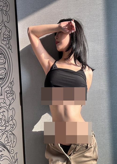 Cô có thân hình gợi cảm và khuôn mặt ngây thơ.