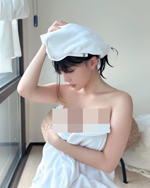 Cô nàng có 3,1 triệu người theo dõi trên Instagram, 8 triệu người theo dõi trên Youtube.