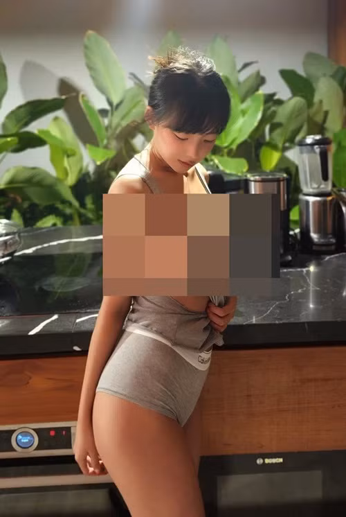 Inkyung kéo chiếc áo thun ba lỗ trễ xuống dù không mặc nội y.