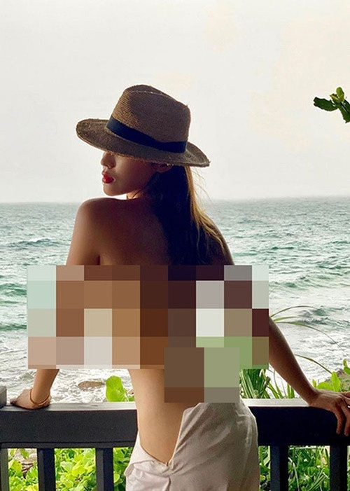 Nàng hậu từng gây xôn xao khi đăng tải hình ảnh để ngực trần.