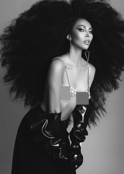 Cô cũng chuộng mốt để lộ nội y.