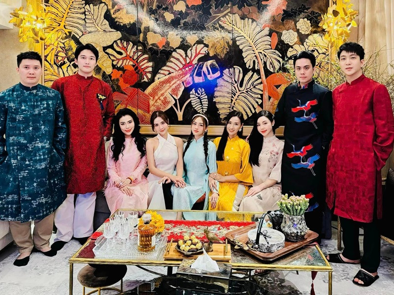 Trên trang cá nhân, nam diễn viên phim Thương ngày nắng về thường chia sẻ hình ảnh bên bạn bè, đồng nghiệp.