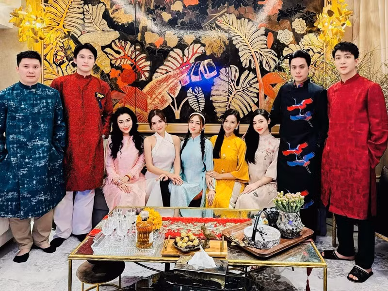 Trên trang cá nhân, nam diễn viên phim Thương ngày nắng về thường chia sẻ hình ảnh bên bạn bè, đồng nghiệp.