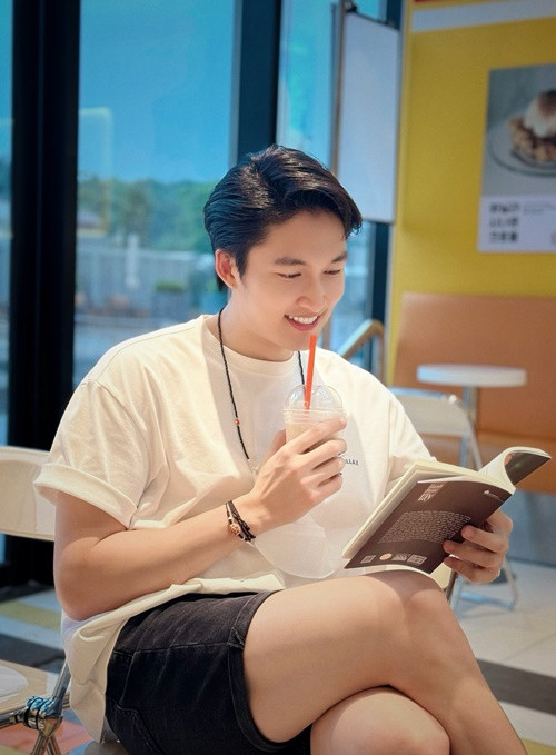 Tình cũ của Hương Giang ngày càng phong độ.