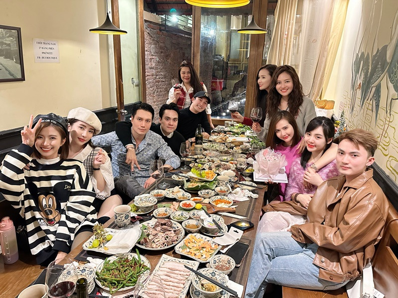 Huyền Lizzie chia sẻ về mối quan hệ với Đình Tú: "Chúng tôi hiện tại vẫn là chị em, bạn bè thân thiết, rất thoải mái trên phim trường để có thể làm tròn vai diễn tốt nhất. Lúc đầu, tôi không thoải mái khi bị gọi tên vào vấn đề tình cảm của bạn diễn. Nhưng thú thật, tôi không thể ngăn cản mọi người nói gì và nghĩ gì. Do đó, tôi vẫn bình thường làm đúng với quan điểm cá nhân, với con người mình. Bởi tôi không làm gì sai nên không cần phải lo gì cả".