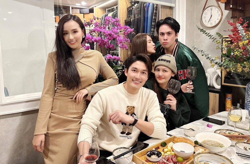 Đình Tú và Huyền Lizzie góp mặt trong nhiều buổi gặp gỡ của nhóm bạn chung.