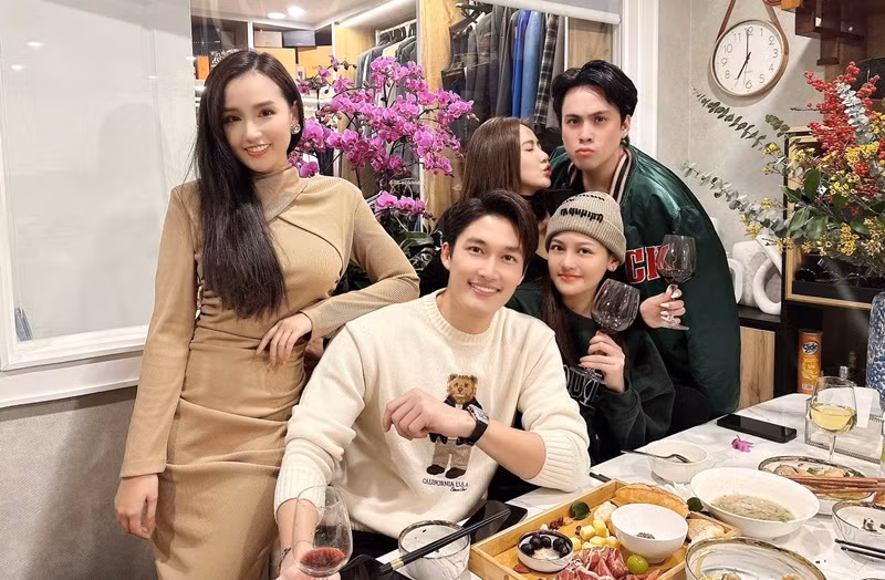 Đình Tú và Huyền Lizzie góp mặt trong nhiều buổi gặp gỡ của nhóm bạn chung.