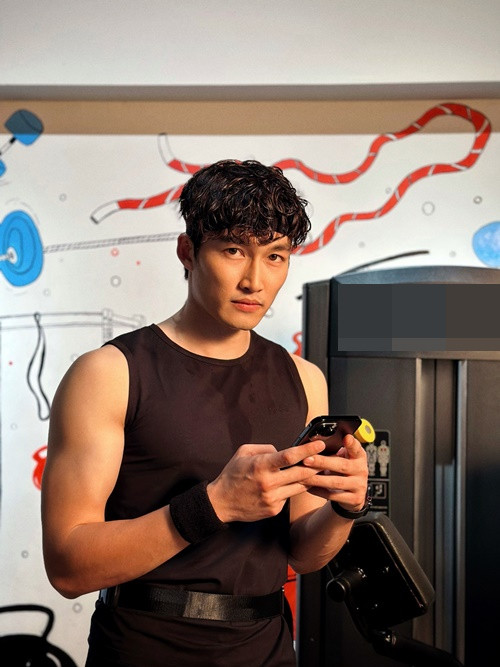 Khi Hương Giang đăng tải hình ảnh bạn trai mới, một cư dân mạng để lại bình luận người mới của Hương Giang điển trai hơn Đình Tú - tình cũ của nữ diễn viên. Lập tức, Hương Giang phản hồi: "Năm mới không nhắc chuyện cũ".