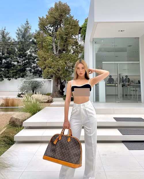 Cô nhuộm tóc vàng, sở hữu làn da bánh mật.