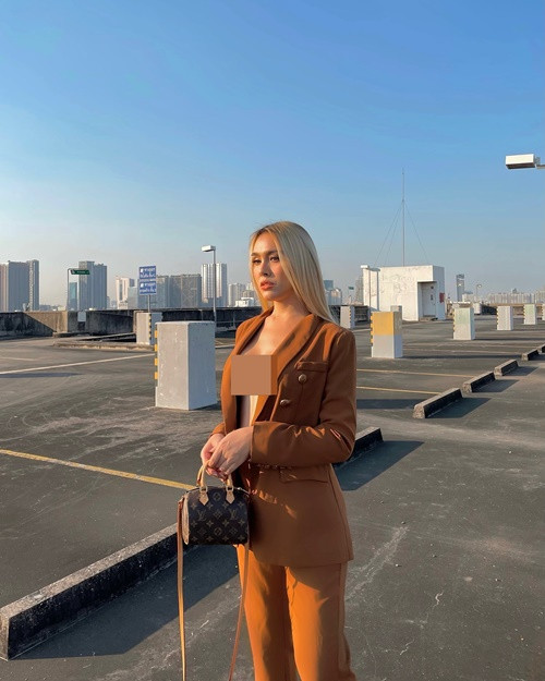 "Thả rông" vòng một trong chiếc áo vest, Jossy Berry khiến nhiều người phải ái ngại quay mặt đi.