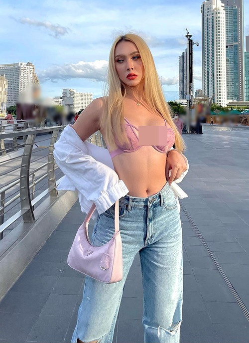 Hot girl người Thái Lan vốn ăn mặc táo bạo. Trong một lần dạo phố, cô vô tư cởi áo khoe nội y.