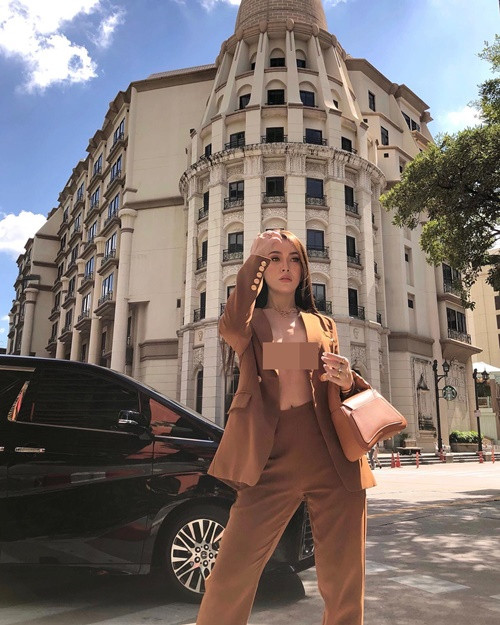 Hot girl xinh đẹp không ít lần mặc vest, không nội y.