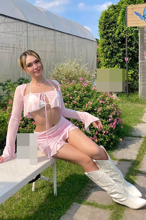 Giống nhiều hot girl, cô nàng cũng nhận quảng cáo sản phẩm.