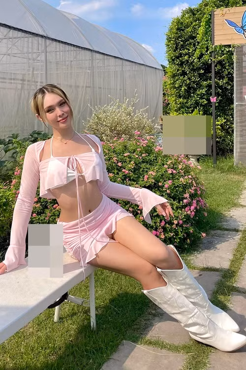 Giống nhiều hot girl, cô nàng cũng nhận quảng cáo sản phẩm.