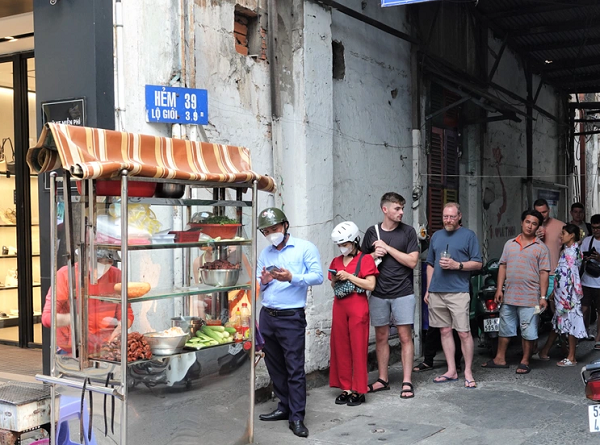 Chu quan banh mi tiet lo ly do khach Tay xep hang cho mua