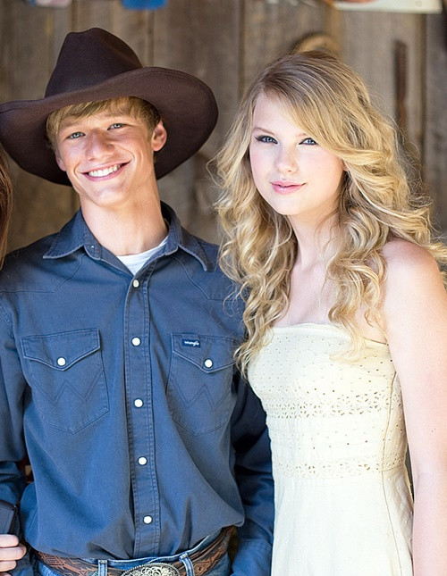 Năm 2009, Taylor Swift hẹn hò với nam diễn viên Lucas Till khi anh đóng cặp với cô trong MV You belong with me. Ảnh: Vietnamnet.