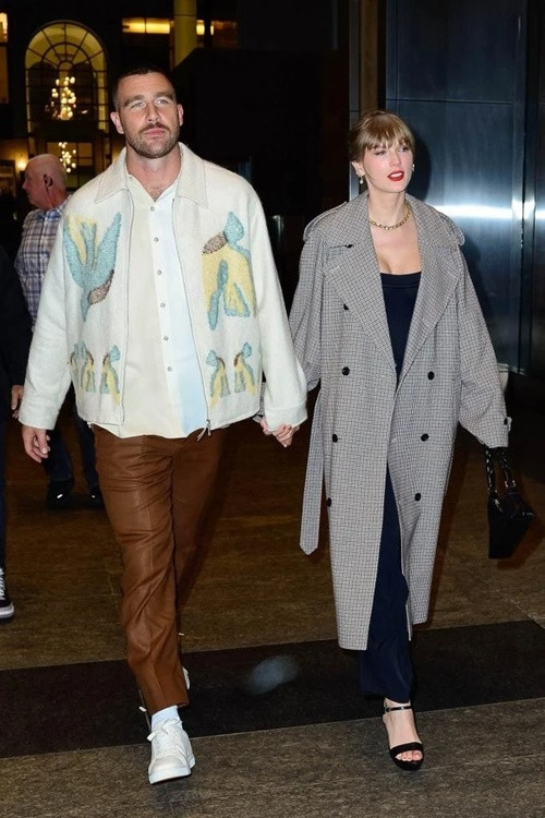 Taylor Swift đang hẹn hò cầu thủ bóng bầu dục Travis Kelce. Ảnh: VOV.